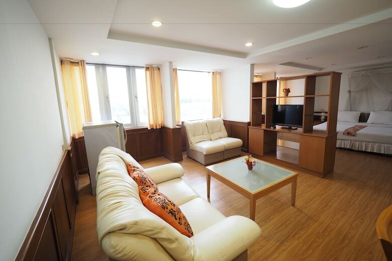 Hotel Navanakorn Golden View