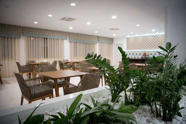H Hotel Zephyros