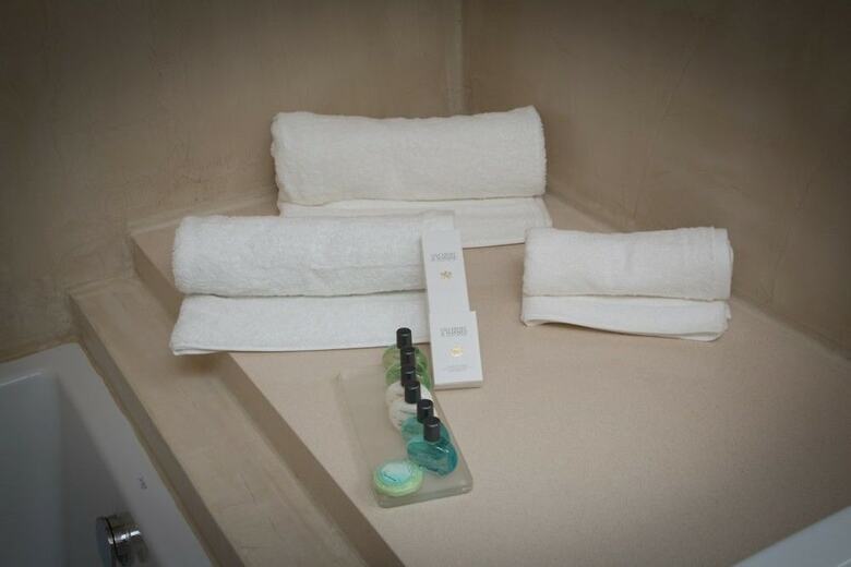 H Hotel Zephyros