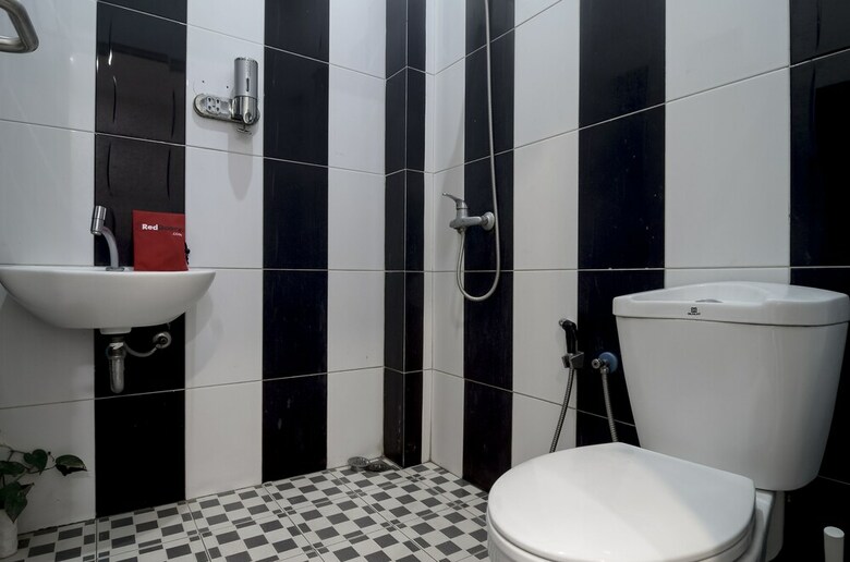 Hotel Reddoorz Near Poncol Station