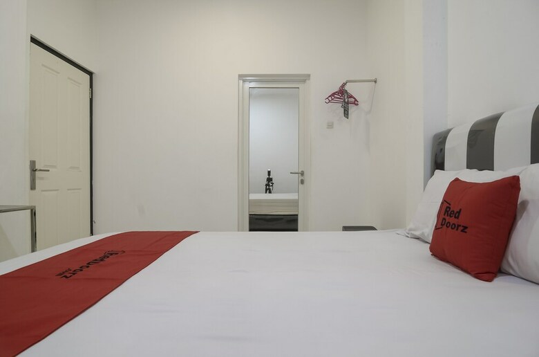 Hotel Reddoorz Near Poncol Station