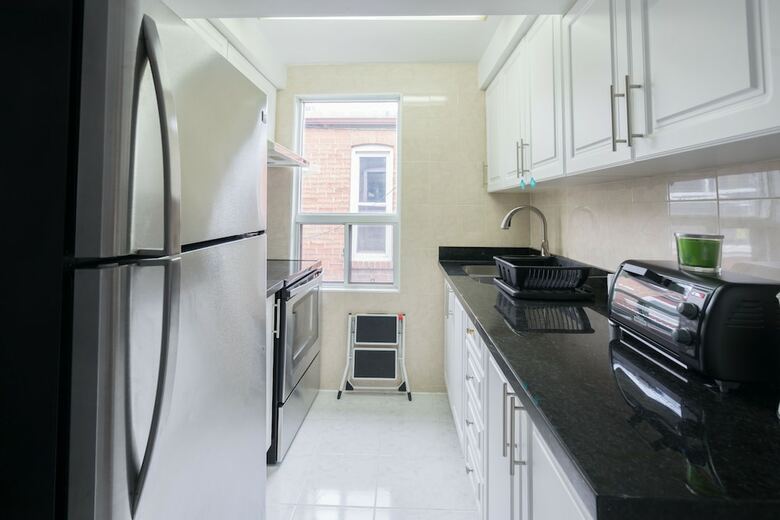 Applewood Suites - 4 Bdrm King West