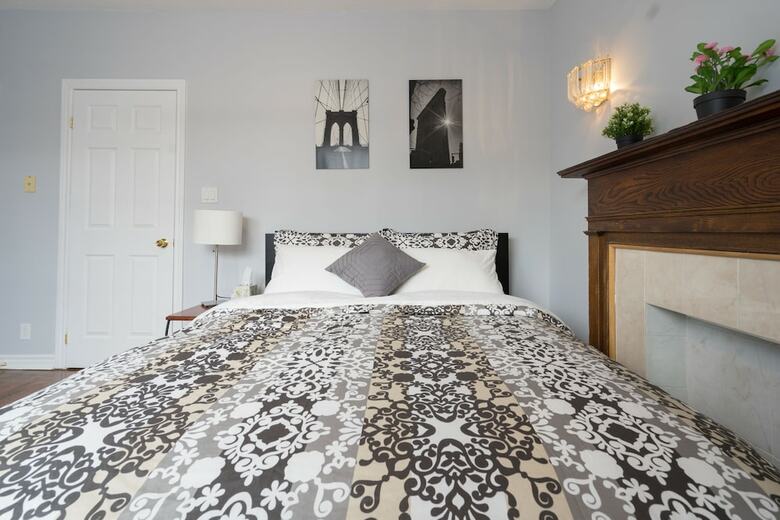 Applewood Suites - 4 Bdrm King West