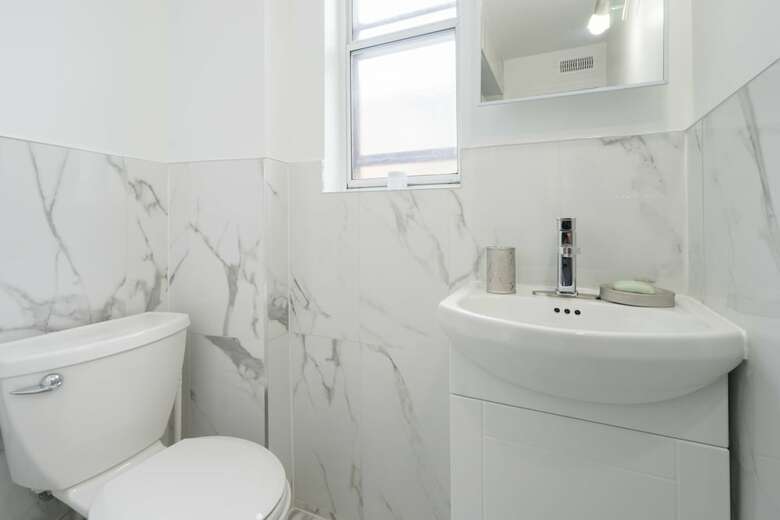 Applewood Suites - 4 Bdrm King West
