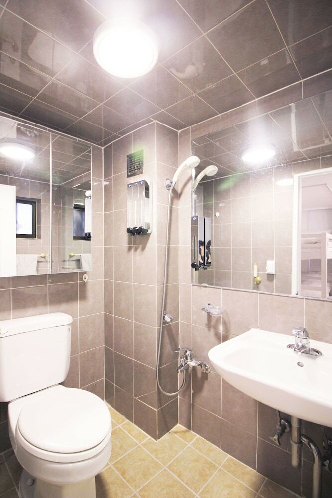 Hostal Mtt Guest House - Hostel