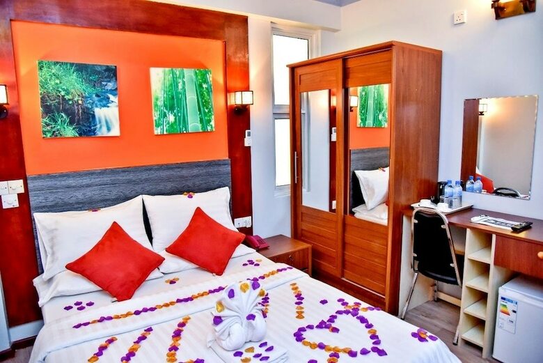 Hotel Crystal Crown