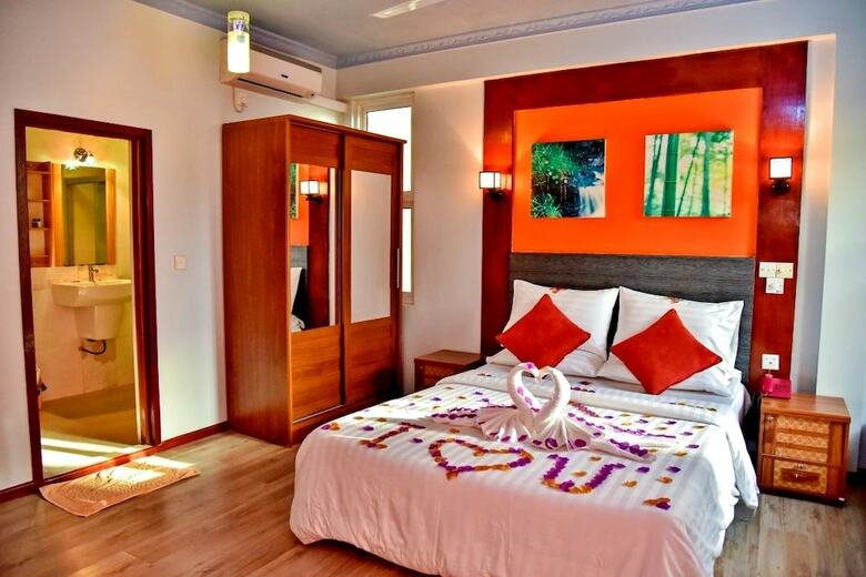 Hotel Crystal Crown