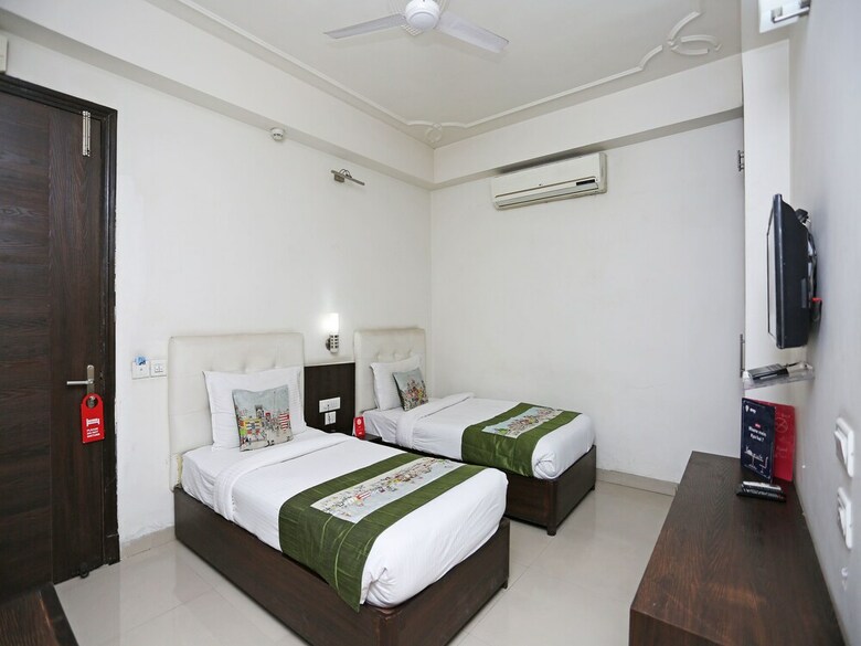 Hotel Oyo 8536 Azad Square