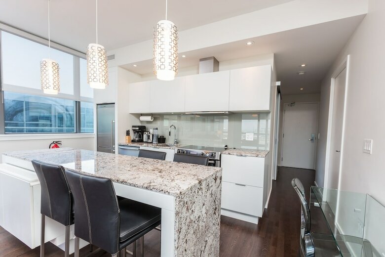 Applewood Suites - 2 Bdrm King & Spadina