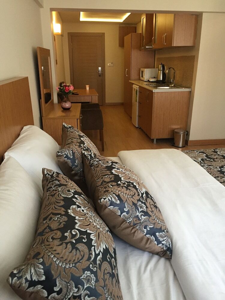 Hotel Aiza Suites
