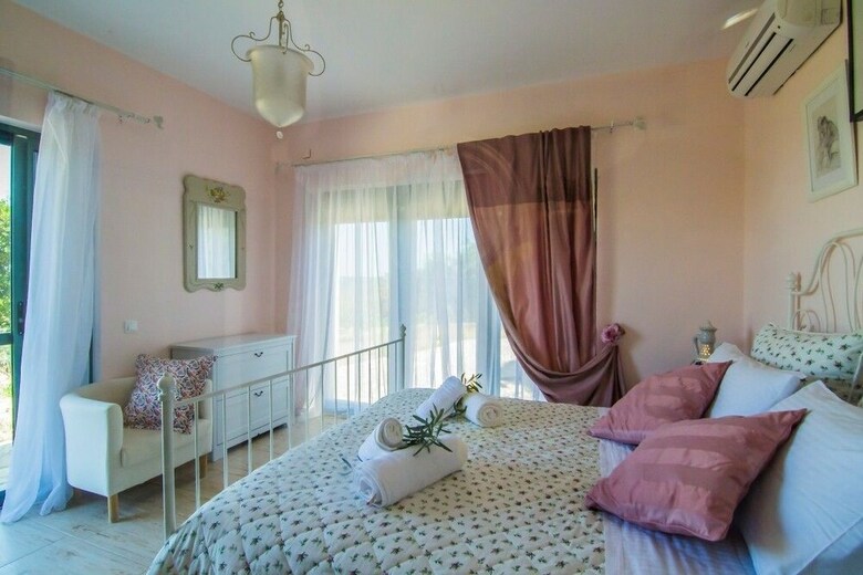 Artist's Villa Red Rose