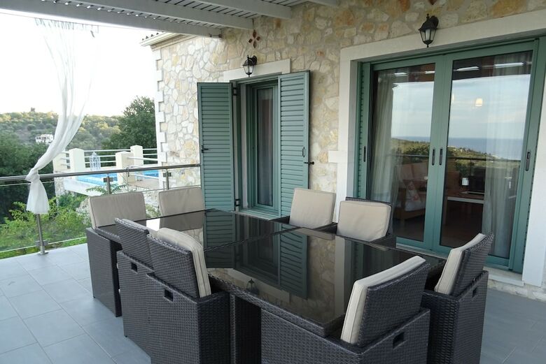 Artist's Villa Red Rose