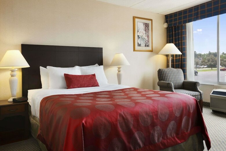 Ramada Hotel & Conference Center By Wyndham Cortland