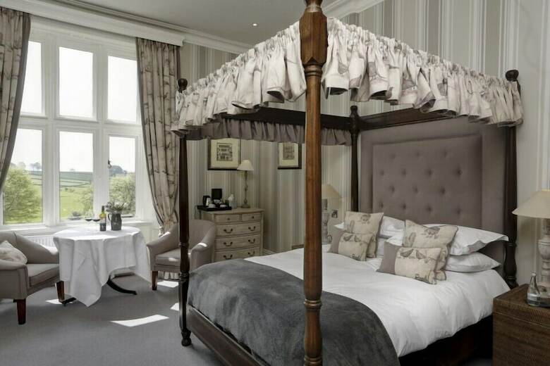 Falcon Manor Hotel