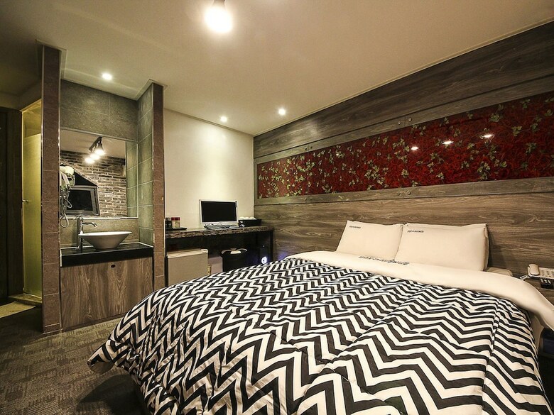 Fox Avenue Hotel
