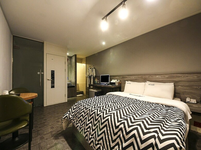 Fox Avenue Hotel