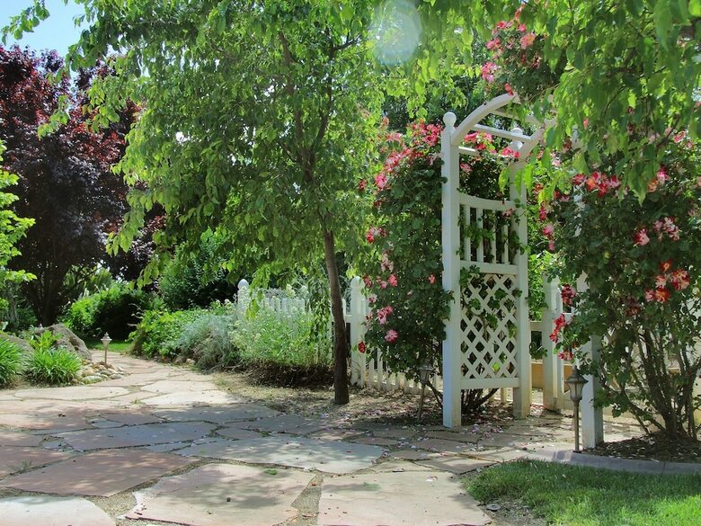 Bed & Breakfast Cottages On Armstrong