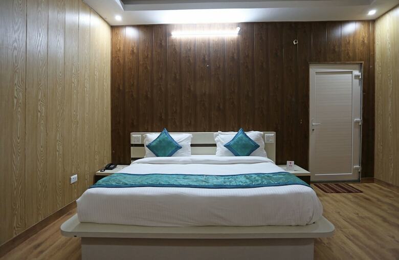 Oyo 7024 Hotel Vakratunda
