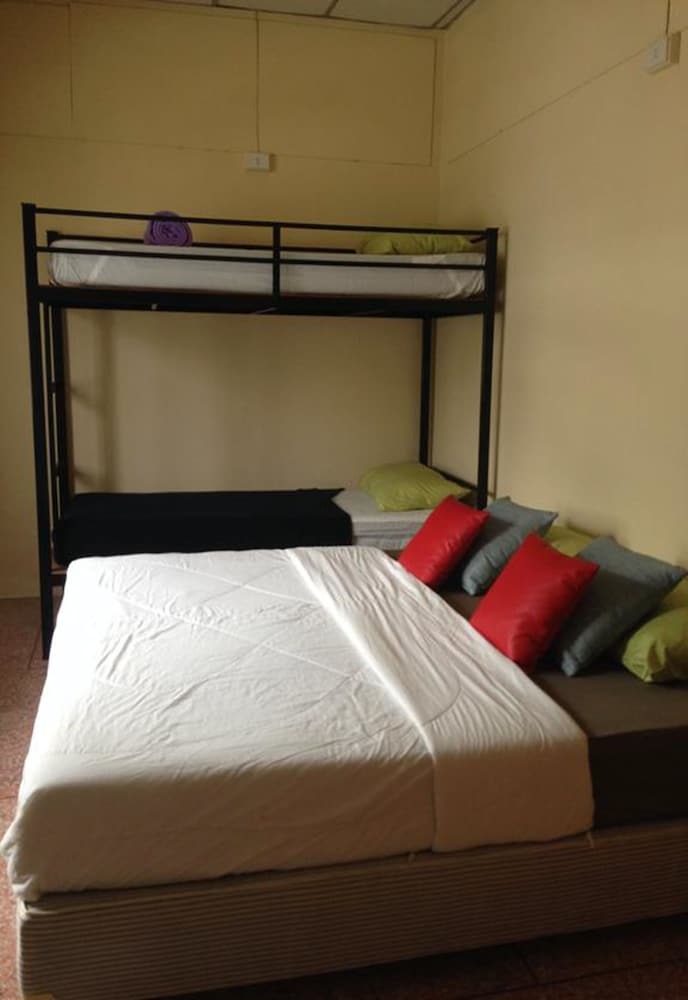 Hostal Bed Khaolak Hostel