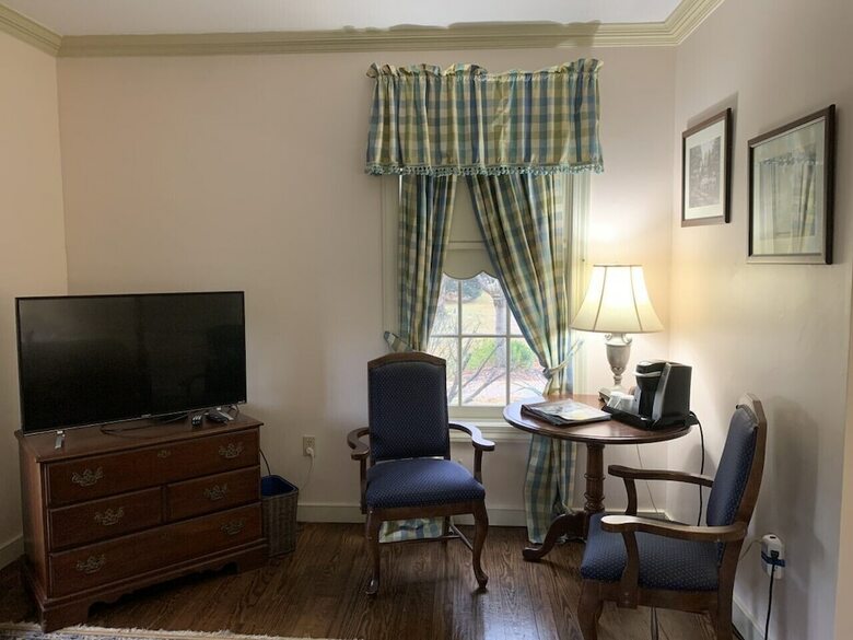 Hotel The Waterfront Historic Kent Manor Inn