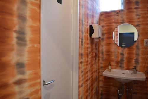 Hostal Hop Step Inn - Hostel