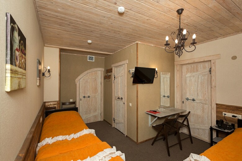 3 Gnoma Hotel
