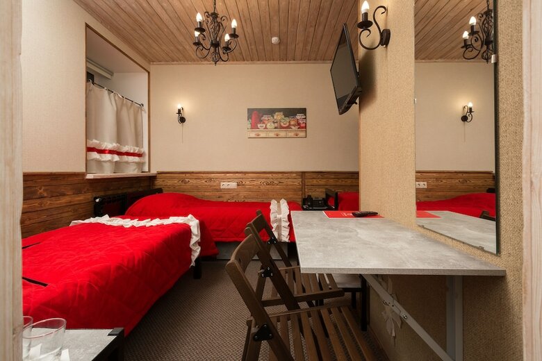 3 Gnoma Hotel