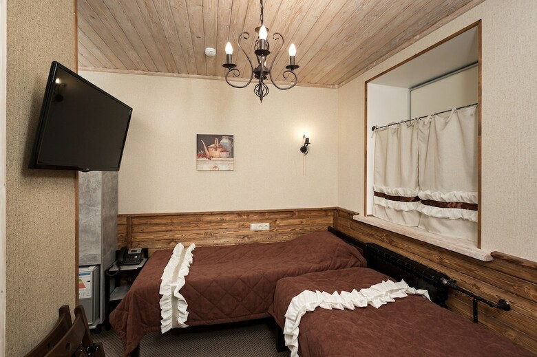 3 Gnoma Hotel