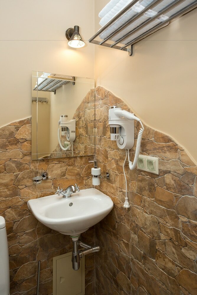 3 Gnoma Hotel