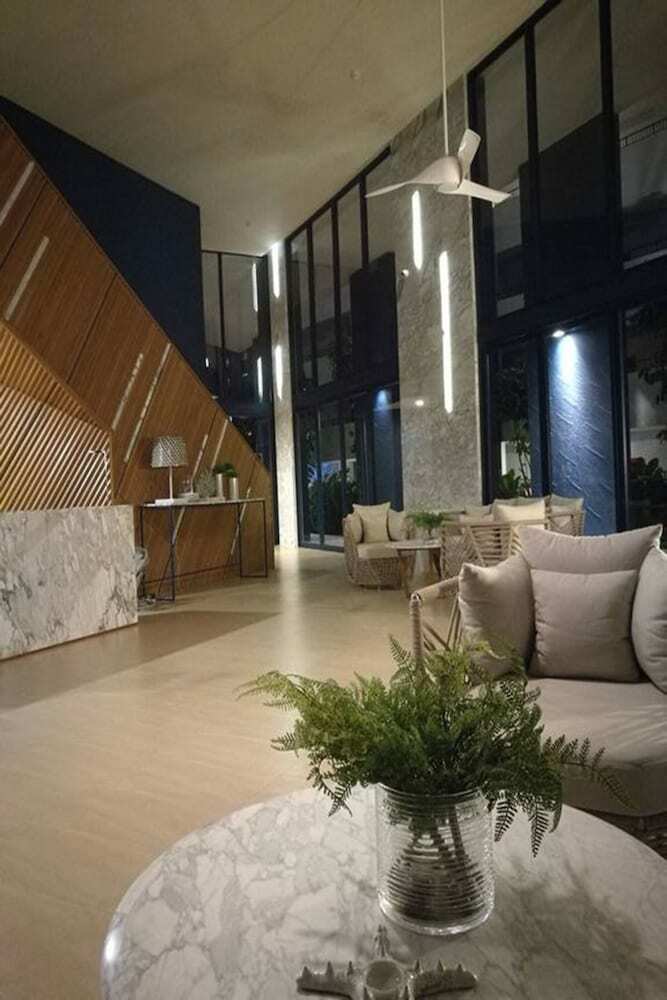 Baan Thew Talay Blue Sapphire 353