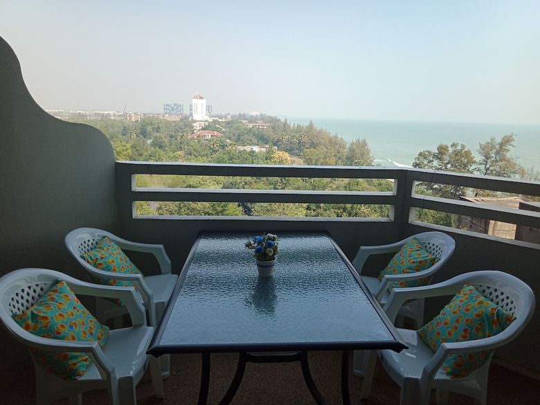 Hotel Cha-am Grand Condotel