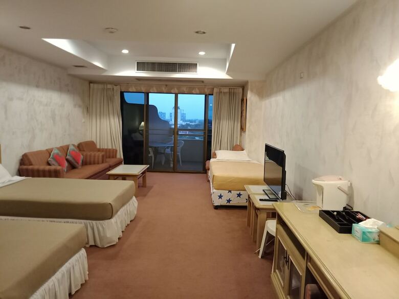 Hotel Cha-am Grand Condotel