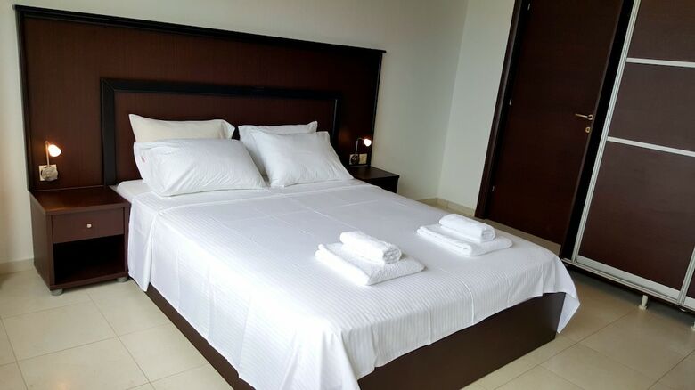 Bungalow White Apartments And Suites