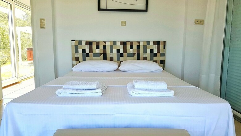 Bungalow White Apartments And Suites