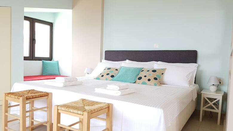 Bungalow White Apartments And Suites