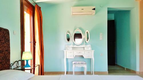 Bungalow White Apartments And Suites