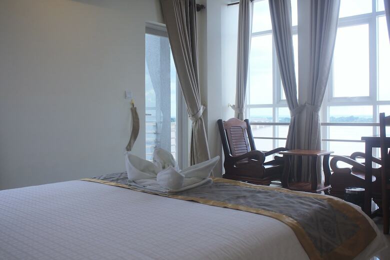 Kc River Hotel