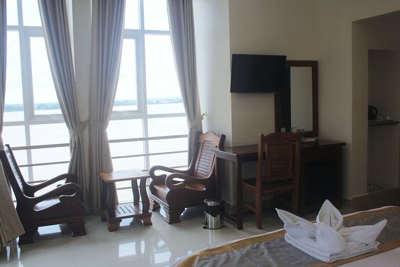 Kc River Hotel