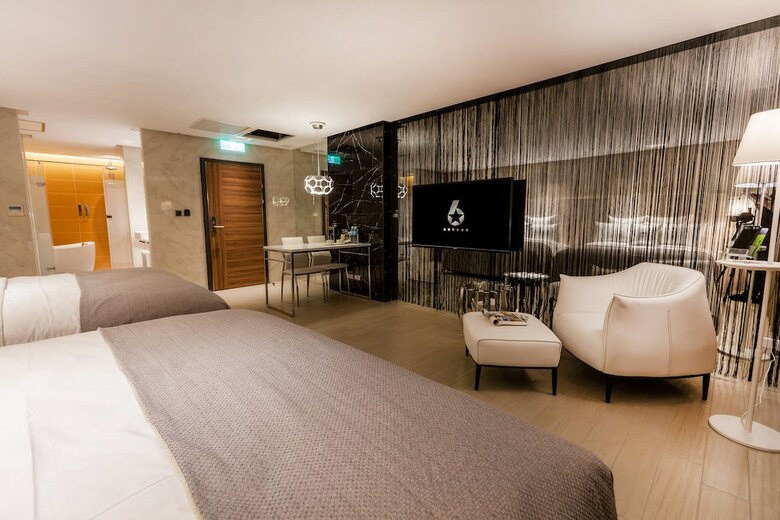 6 Star Motel