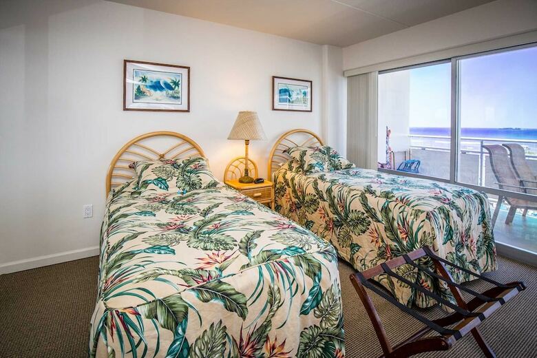 Ala Moana Condo 1777-4 By Redawning