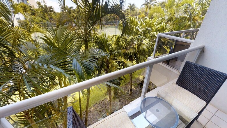 Maui Banyan Q204 By Redawning