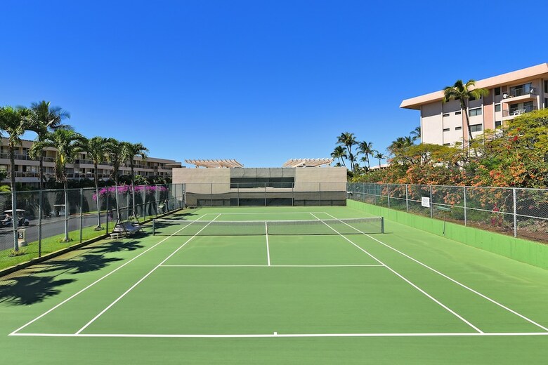 Maui Banyan Q204 By Redawning