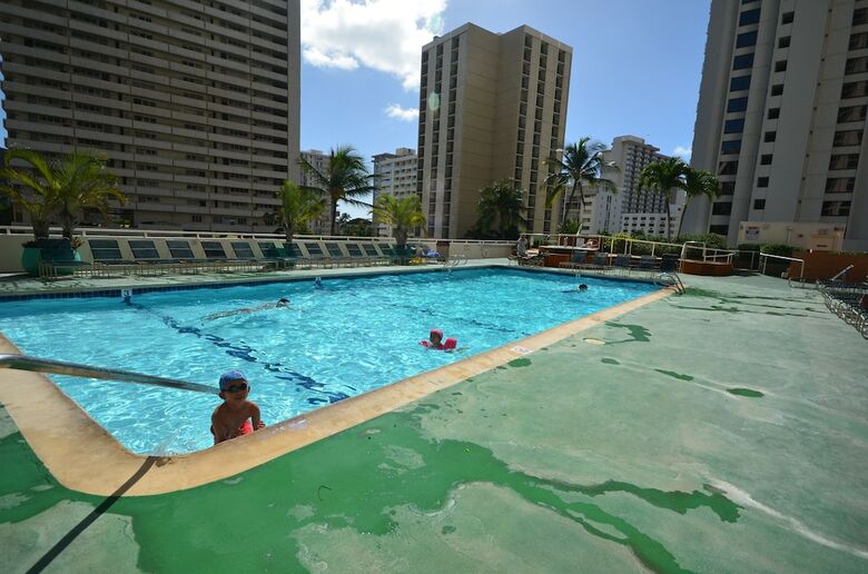 Waikiki Banyan #t1-910 By Redawning