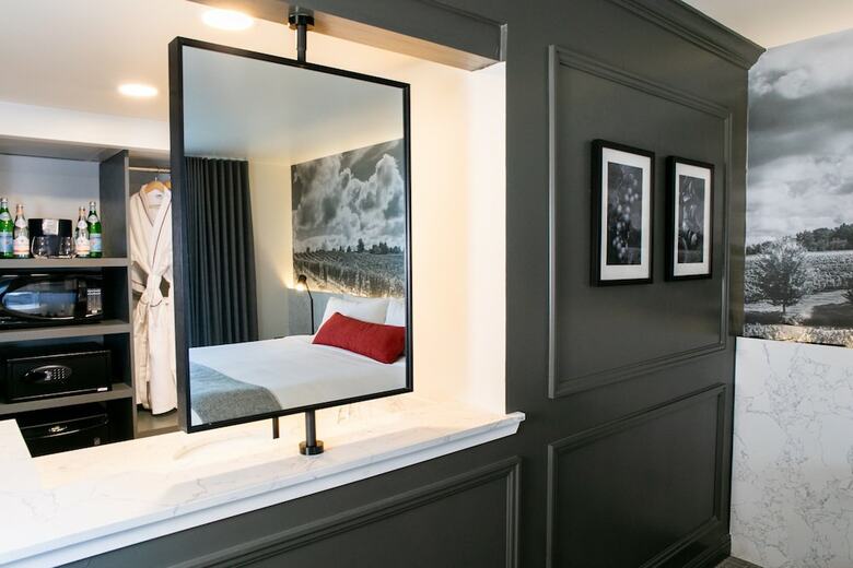 Vinland Hotel And Lounge