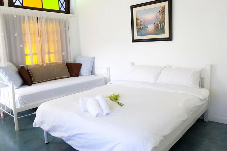 Baankeaw Huenkwan Boutique Hotel