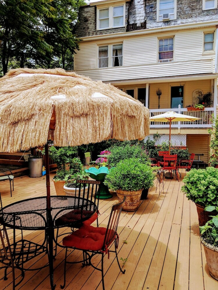 Posada Chelsea Pub & Inn