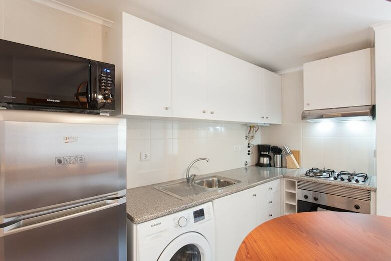 Moniz Studio Apartment - By Lu Holidays
