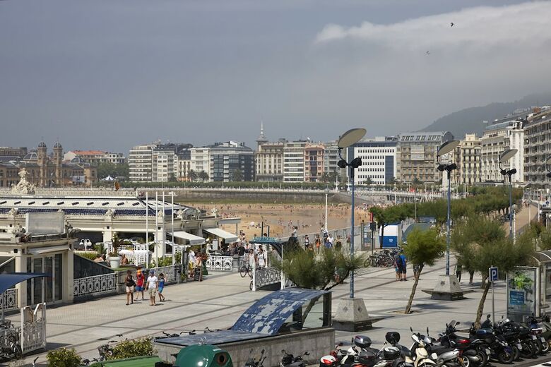 Playa de La Concha 3 Apartment By Feelfree Rentals