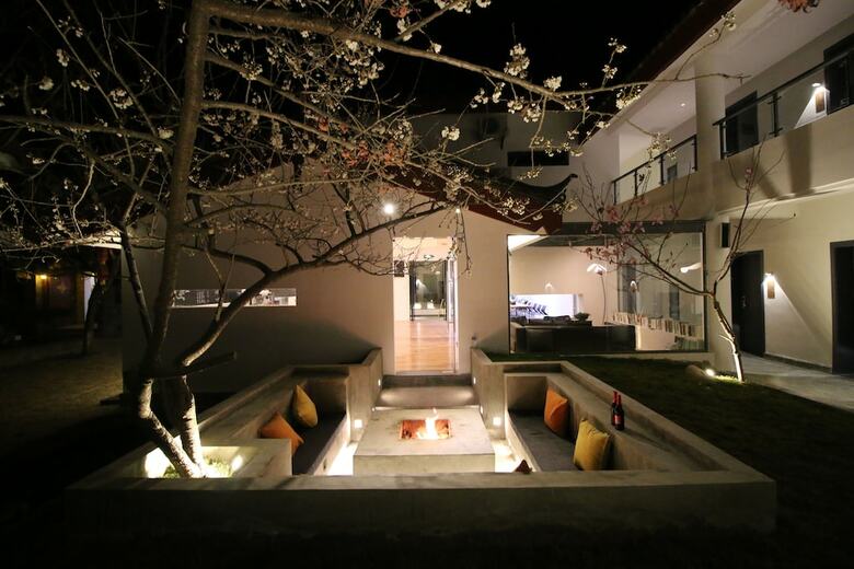 Lijiang Shuhe Travelling With Hotel