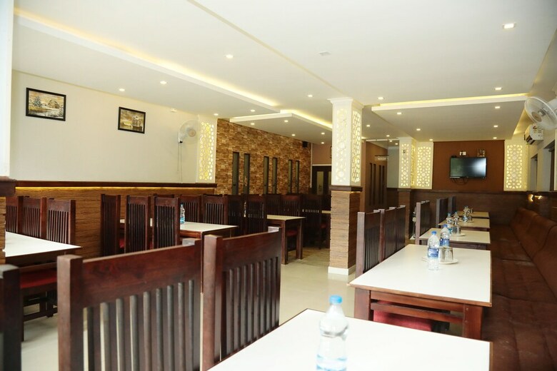 Hotel Oyo 8843 Taaza Residency
